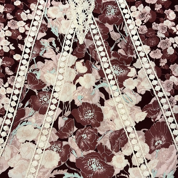 Floral Lace Accent Tank Top- Small - Picture 3 of 4